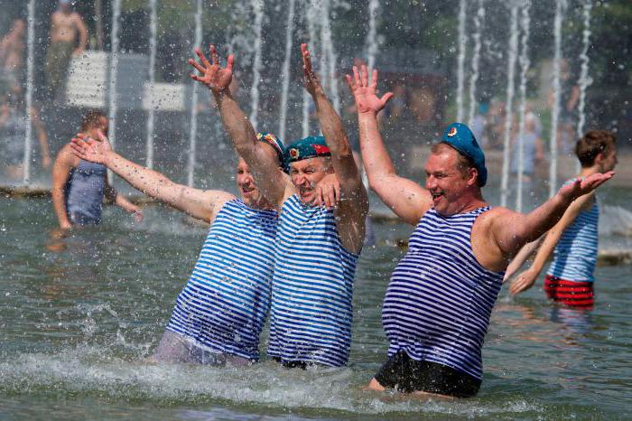 Dlaczego Siły Powietrzne kąpią się w fontannach? Tradycja święta