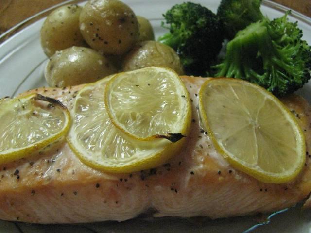 Jak smacznie i oryginalnie piec ryby w piekarniku: przepisy kulinarne
