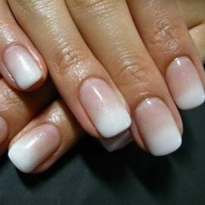 french manicure w technice ombre