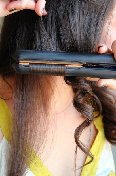 Jak zwijać włosy za pomocą prasowania lub lokówki?
