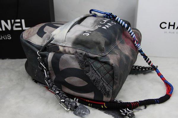 Stylowe plecaki od Chanel. Plecak Chanel Graffiti